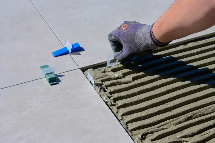 Tegelwerk met nivelleersysteem